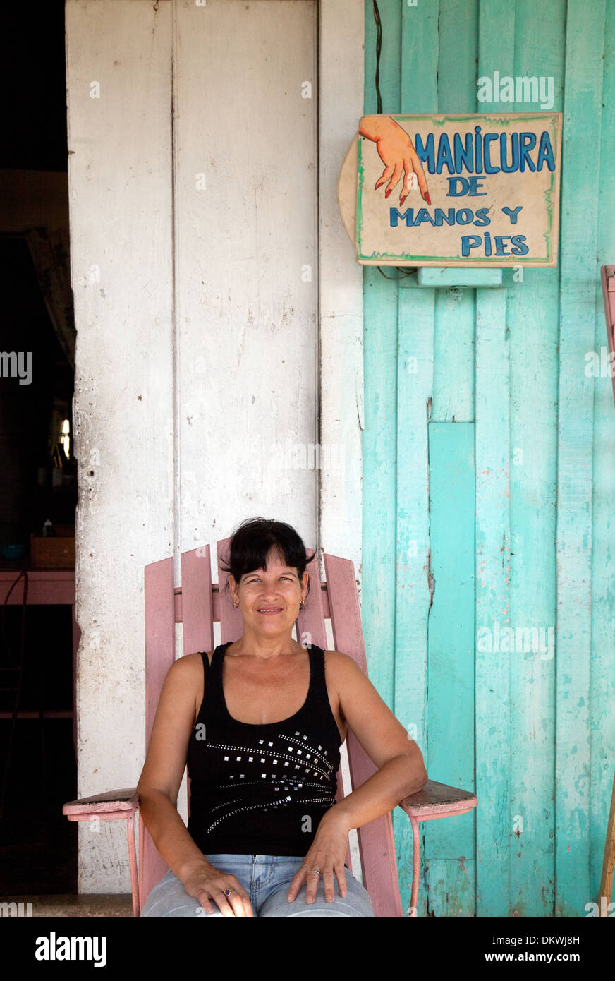 Kubanische Frau - Vinales, Kuba, Maniküre und Ihr Shop, Kuba, Karibik Stockfoto