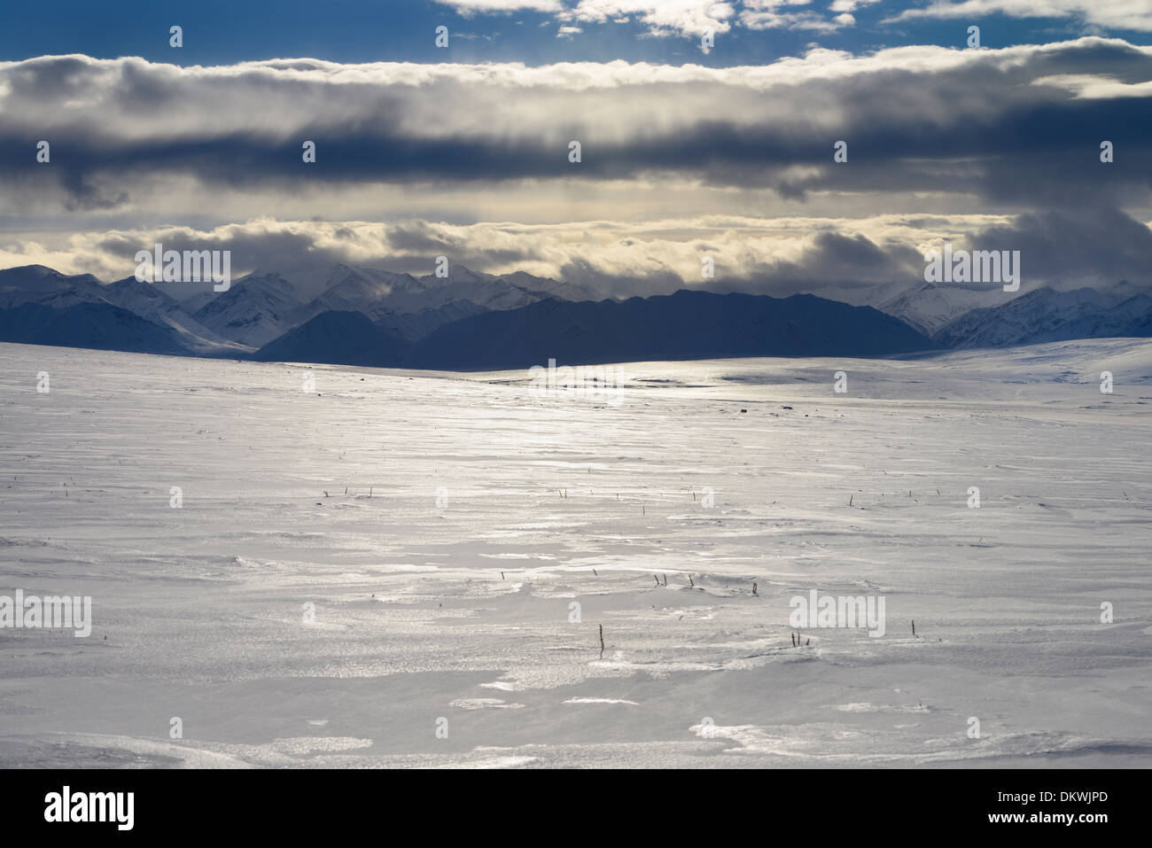 Wolken über den Schnee bedeckten Brooks Range Berge Alaska USA aus dem Dalton Highway Stockfoto