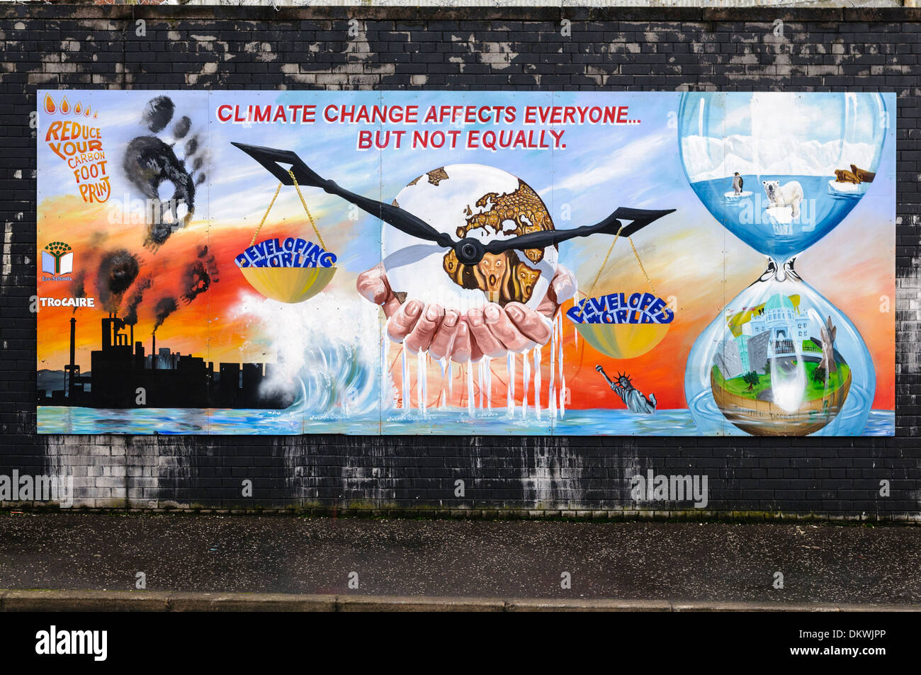 Wandbild an der International Peace Wand, Belfast, Darstellung der Auswirkungen des Klimawandels Stockfoto