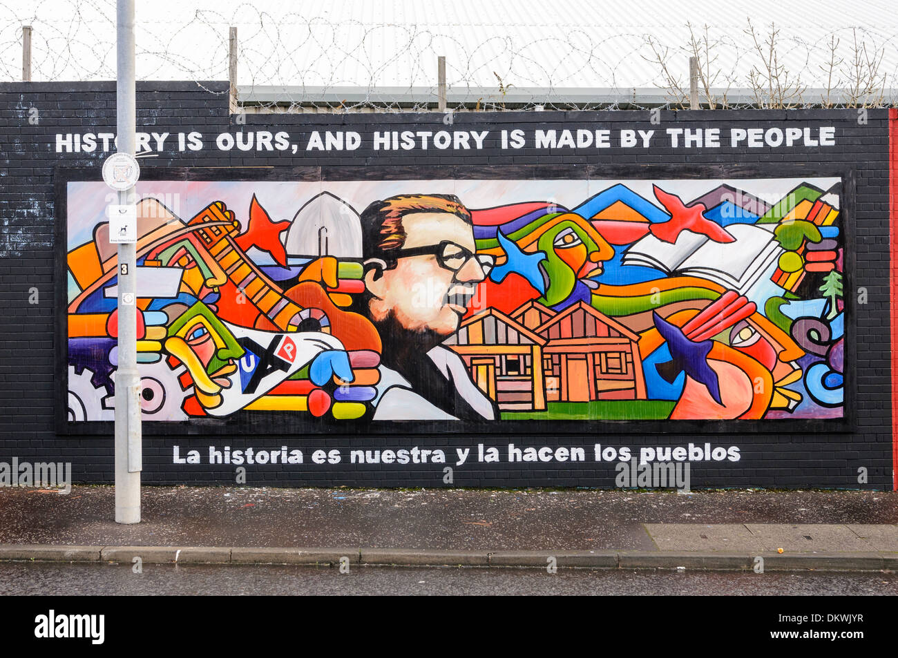 Wandbild an der International Peace Wand, Belfast zeigt die Ultimas Palabras (Last Words) von Salvador Allende Stockfoto