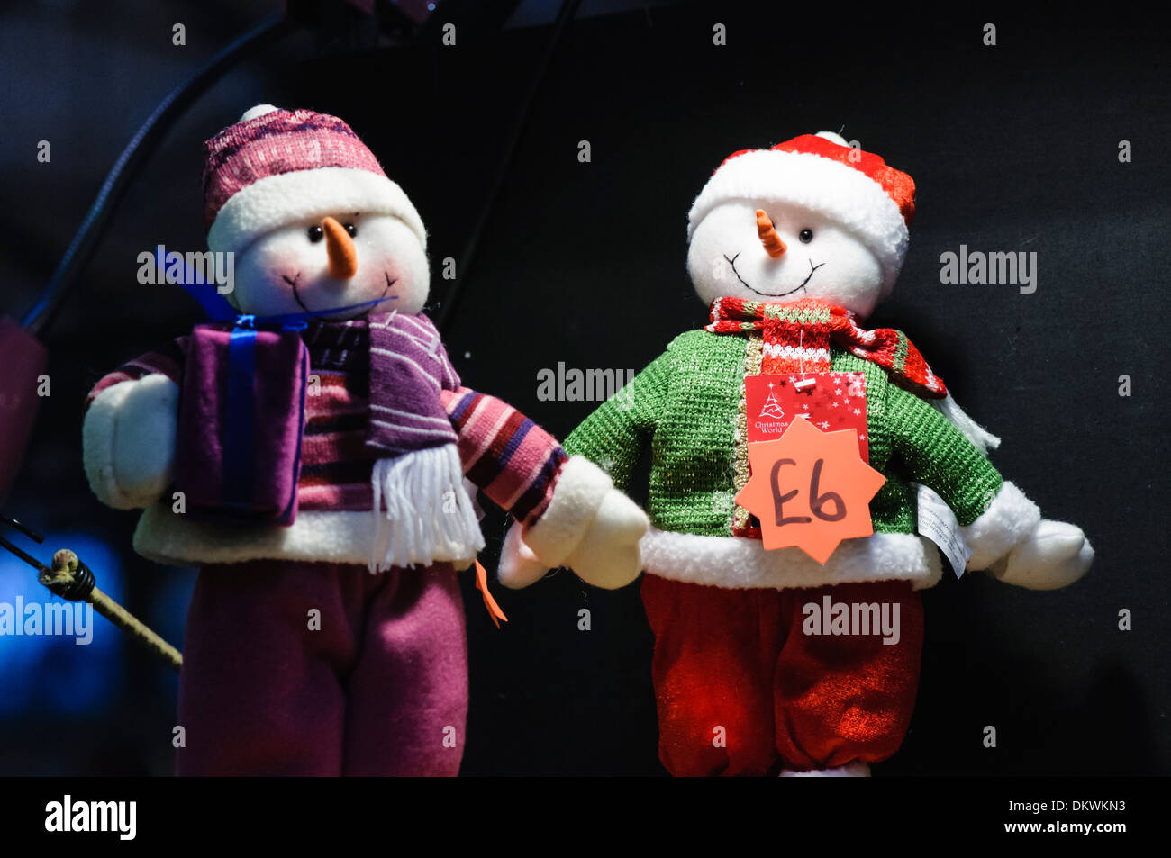 Gestrickte Schneemänner Dekorationen zum Verkauf an einen Weihnachtsmarkt Stockfoto