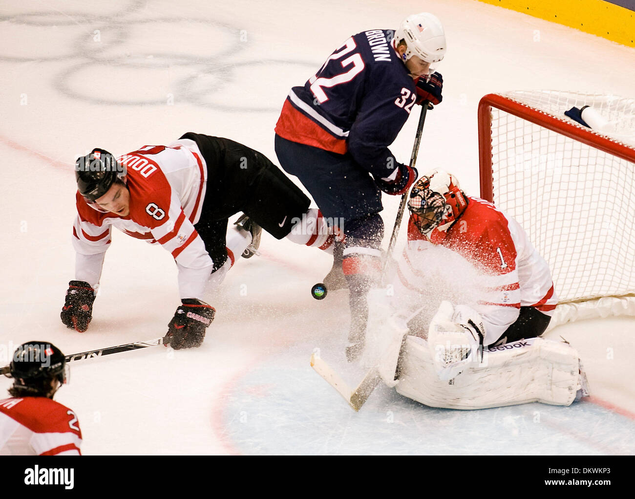 28. Februar 2010 schießt - Vancouver, British Columbia, Kanada - USA DUSTIN BROWN zwischen Kanadas ROBERTO LUONGO und Kanadas DREW DOUGHTY in der ersten Periode in der Herren-Gold-Medaille Hockey-Spiel bei den Olympischen Winterspielen 2010. (Kredit-Bild: © Paul Kitagaki Jr./ZUMApress.com) Stockfoto