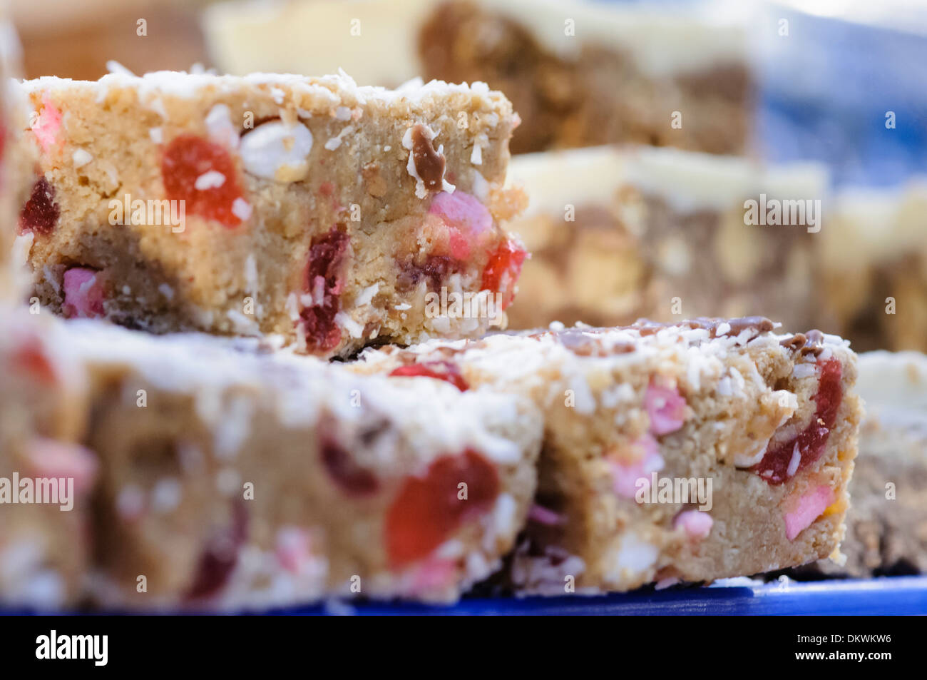 Fünfzehnen, eine Traybake in Nordirland, populär gemacht von Marshmallow, Kokosnuss, Kirschen und Kekse. Stockfoto