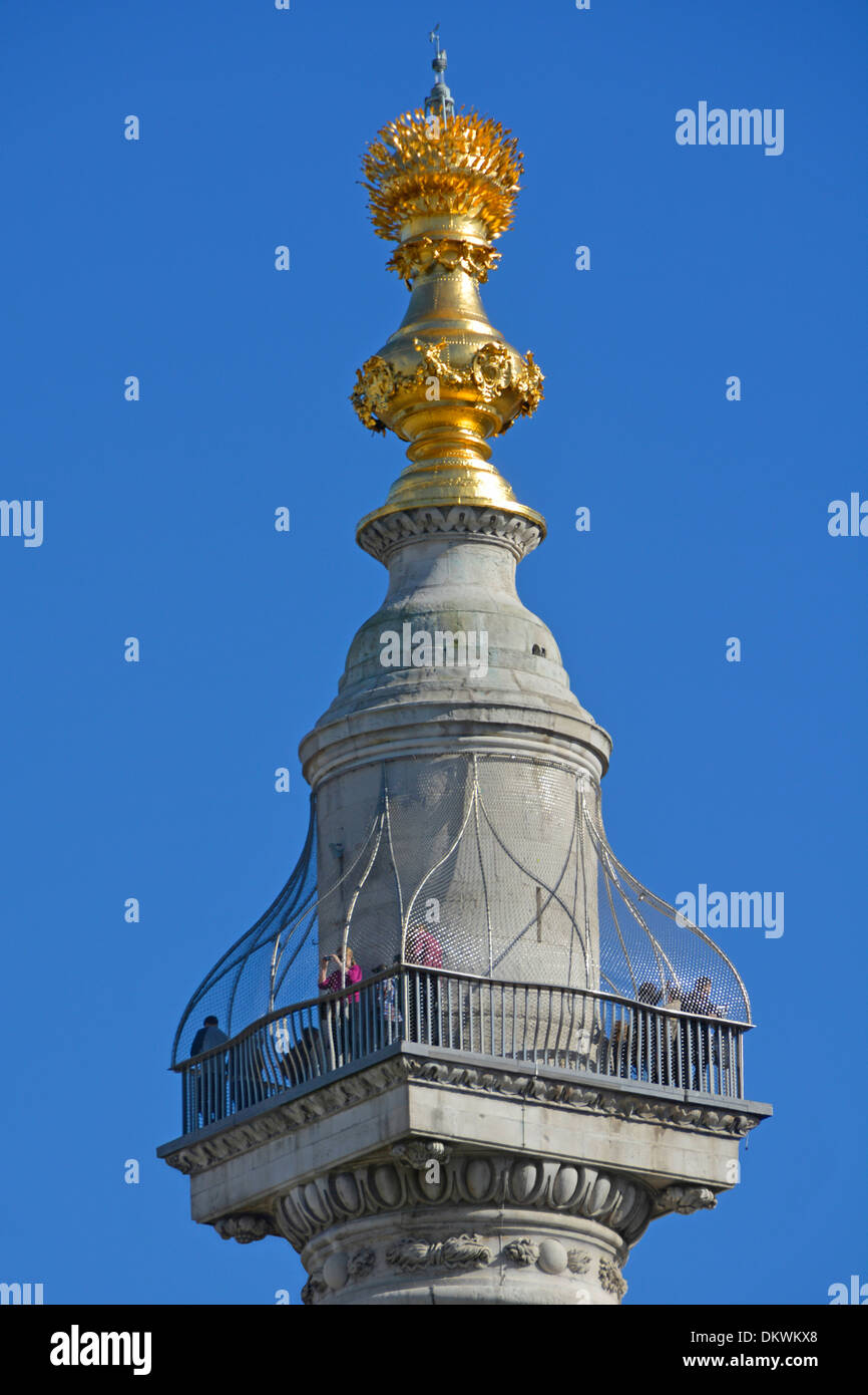 Touristen auf der Aussichtsplattform am oberen Rand der Denkmal-Spalte zum Gedenken an den großen Brand von London Stockfoto