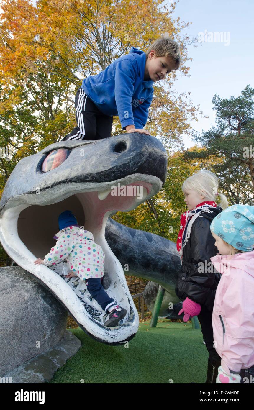 Stockholm, Schweden. 14. Oktober 2013. 15. Oktober 2013, Stockholm, Schweden: die neu überarbeitete und rekonstruierten Lil' Skansen Childrens Zoo in Stockholms Skansen Zoo und. Museum steht offenbar einen Daumen aus Beständen der Kinder, die dort vor sich geht. Da Kinder können laufen, obwohl ein Kaninchenbau Sittiche Land auf ihren Köpfen in einer Voliere, Bauernhoftiere streicheln und Klettern in und auf eine riesige Schlange. Rob Schoenbaum/POLARIS © Rob Schoenbaum/ZUMA Wire/ZUMAPRESS.com/Alamy Live-Nachrichten Stockfoto