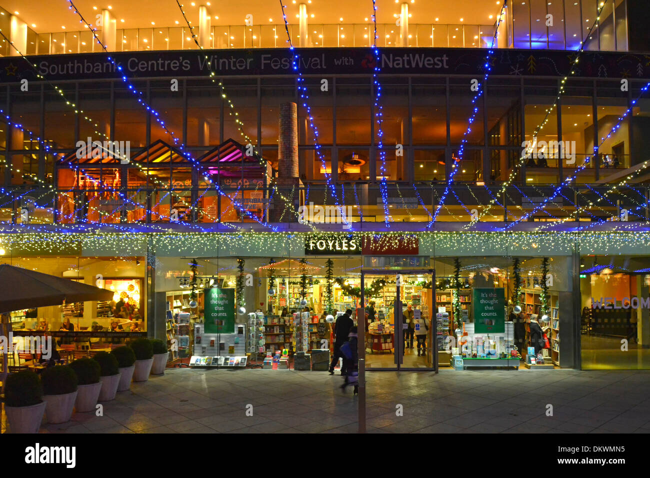 Weihnachtsschmuck in Southbank Centre Royal Festival Hall mit von Lichterketten über Shop-Eingängen Stockfoto