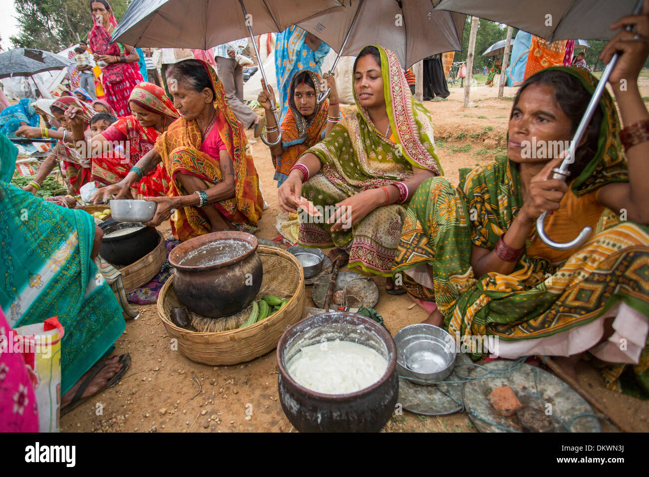 Frauen verkaufen Lebensmittel auf dem Markt - Staat Bihar, Indien. Stockfoto