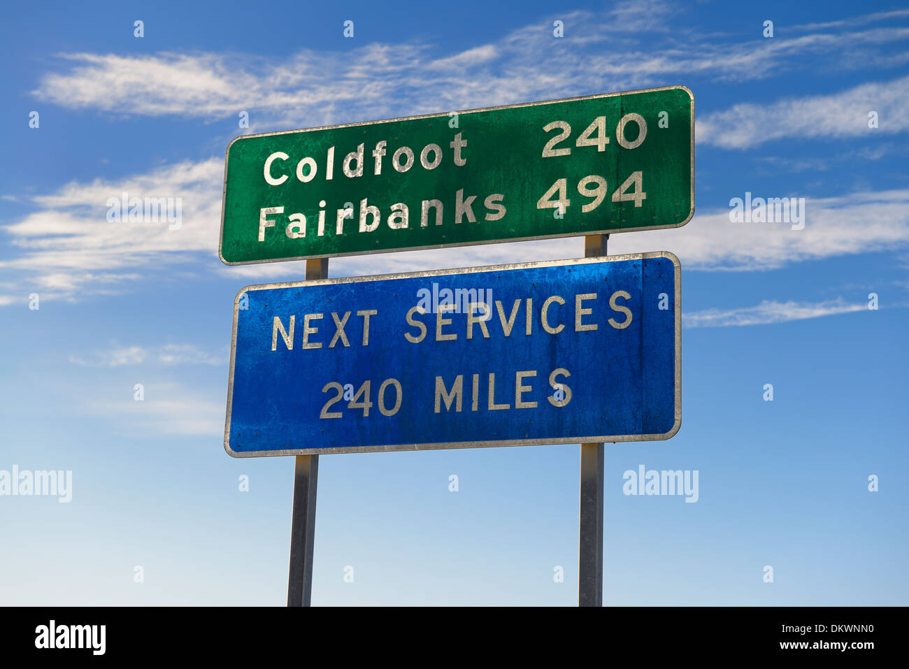 Zeichen in isolierten Deadhorse Alaska USA für Coldfoot und Fairbanks unter Angabe einer Tankstelle auf dem Dalton Highway Stockfoto