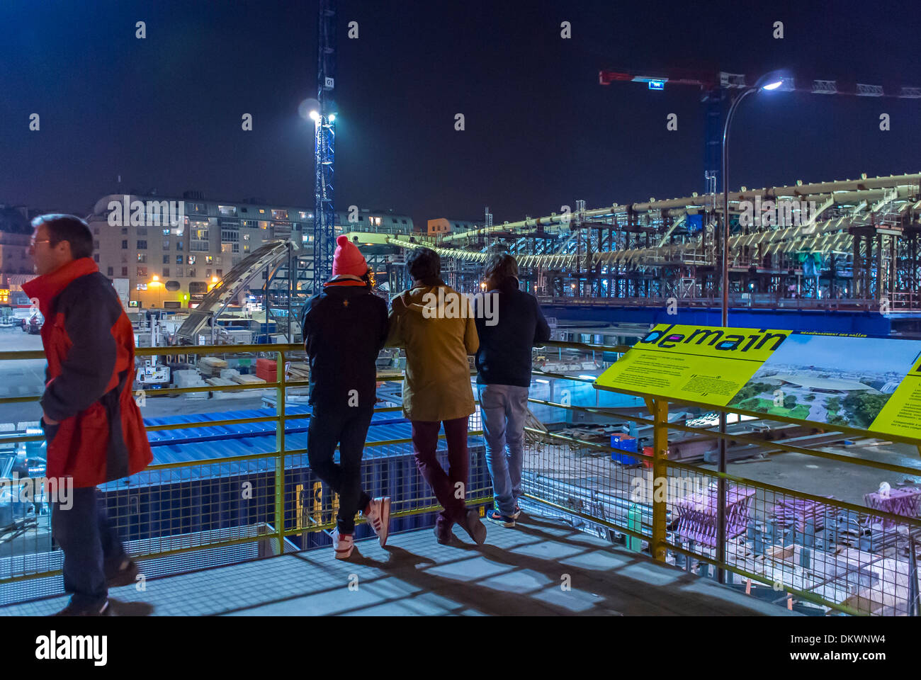 Paris, Frankreich, Besucher des französischen Einkaufszentrums, Les Halles, „The Forum“, Baustelle, nachts, Neuer Build Stockfoto