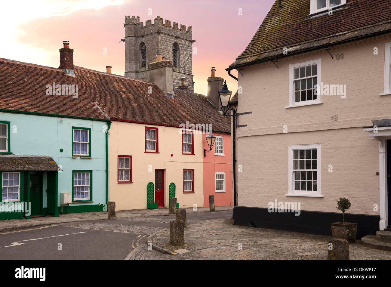 Häuser und Kirche in Wareham, Dorset, England. Stockfoto