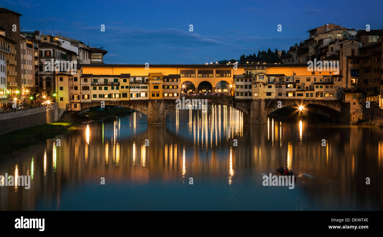 Der Ponte Vecchio in Florenz, Italien, in der Dämmerung. Stockfoto
