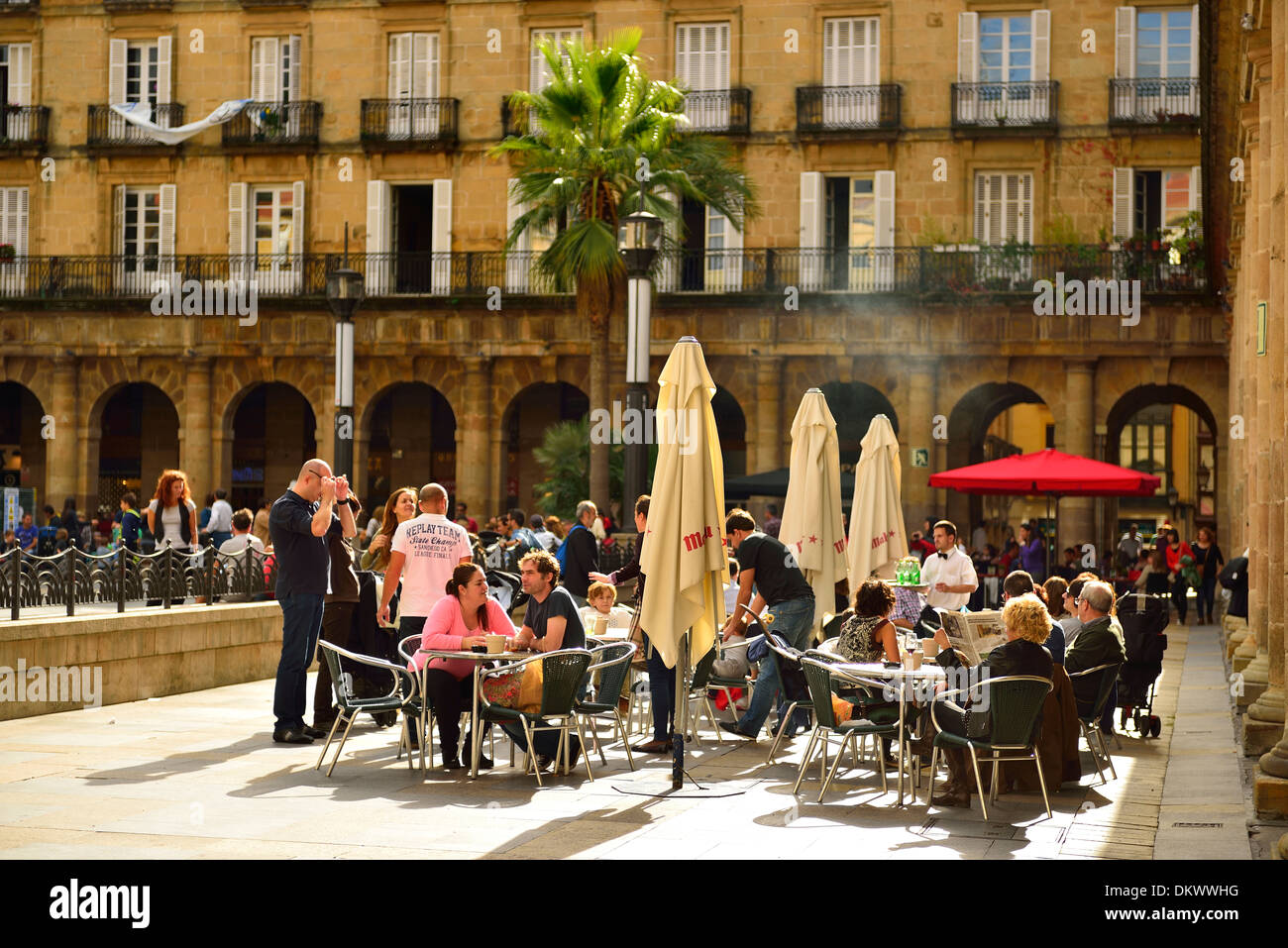 Leute sitzen an der Bar-Terrasse im Plaza Nueva, Bilbao, Vizcaya, Baskenland, Spanien, Europa Stockfoto