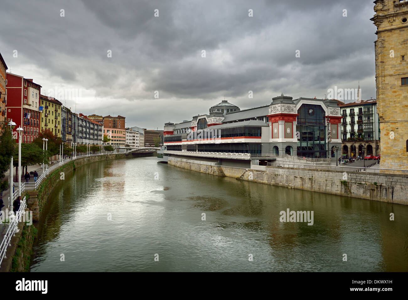 Fluss Nervion und Riverside Markt (Mercado De La Rivera) Bilbao, Vizcaya, baskischen Land, Spanien, Europa Stockfoto