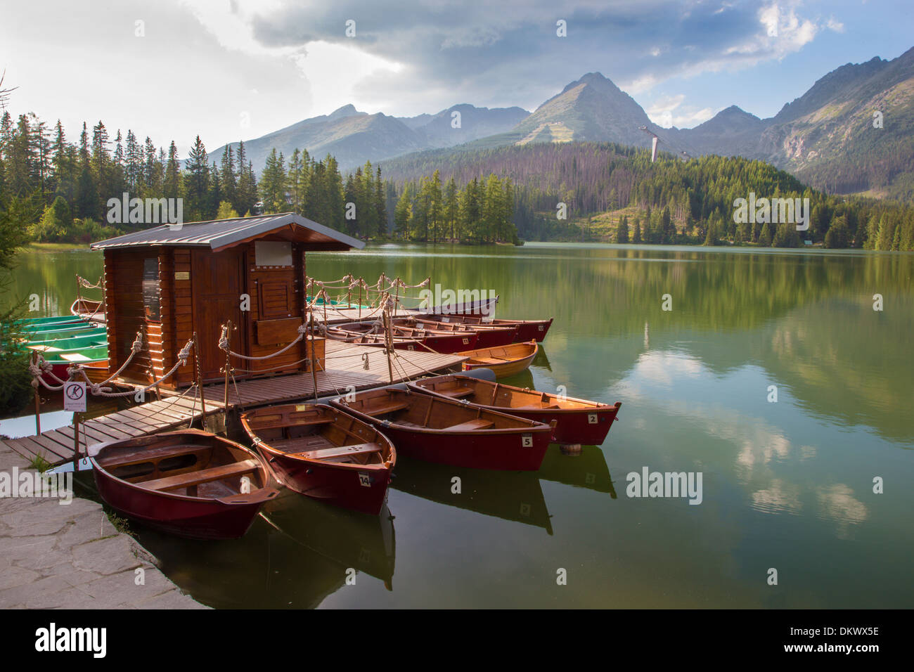 Hohe Tatra - Strbske See und die Boote Stockfoto