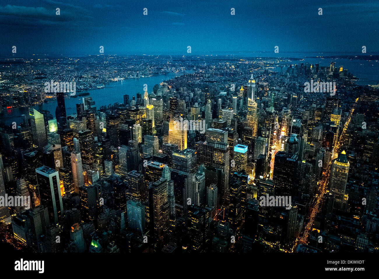 New York City Nachtaufnahme von Hubschrauber, Luftaufnahme New York City Midtown Manhattan Stockfoto