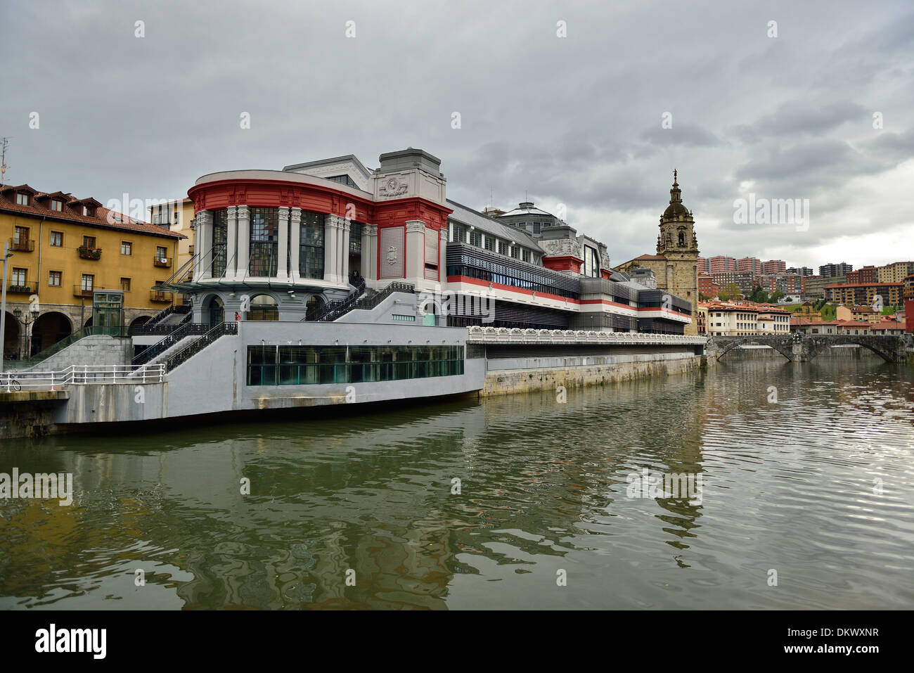 Fluss Nervion und Riverside Markt (Mercado De La Rivera) Bilbao, Vizcaya, baskischen Land, Spanien, Europa Stockfoto