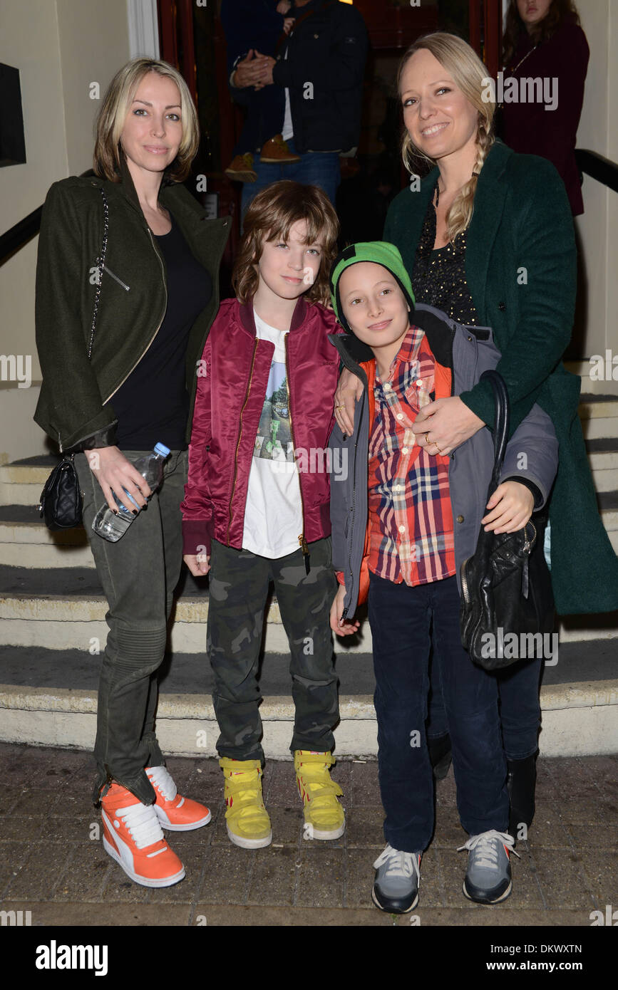 Natalie Appleton (L) besucht die "Aladdin" Promi Presse Nacht New Wimbledon Theatre in London 9. Dezember 2013. Foto: siehe Li Stockfoto