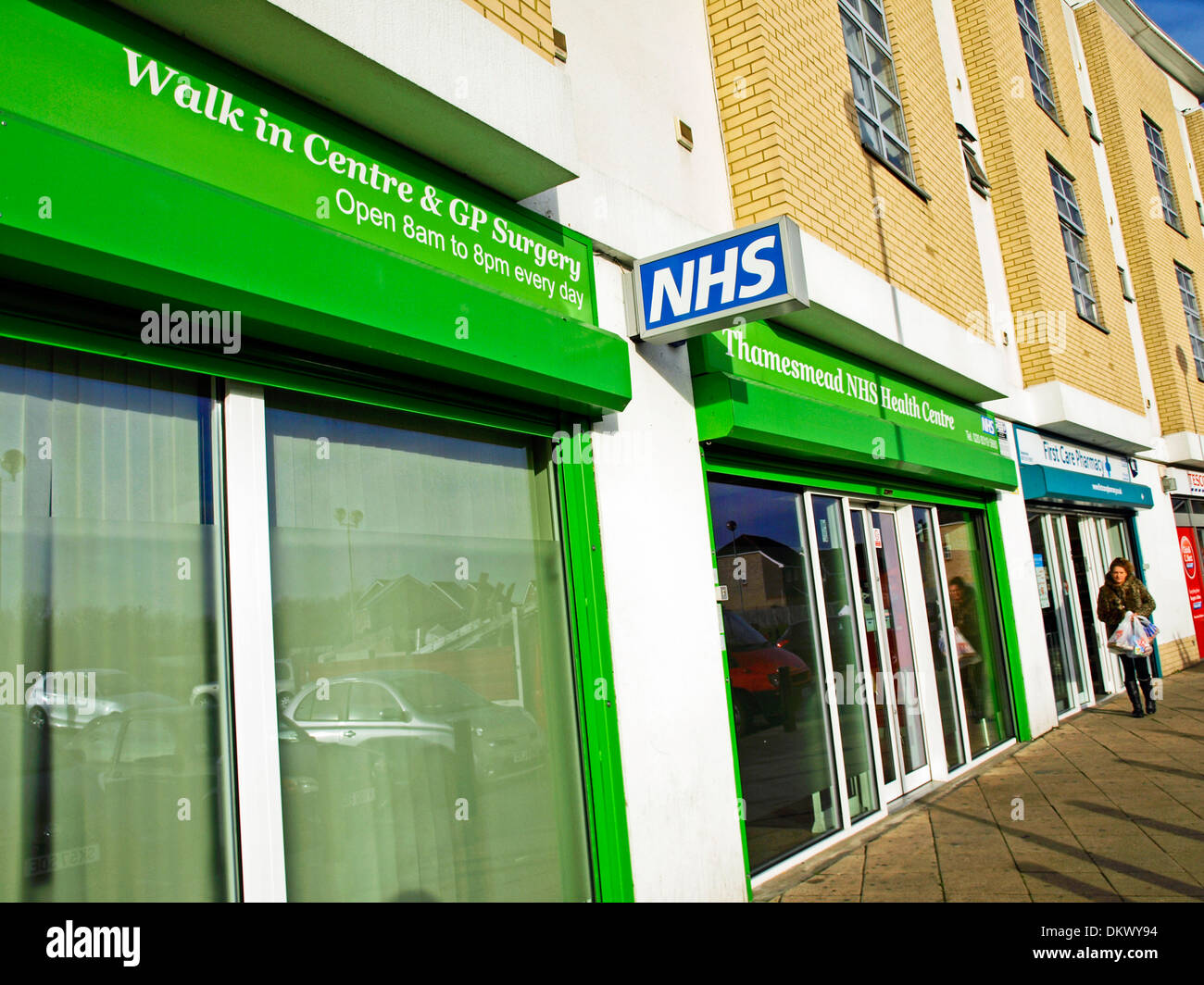 NHS-Spaziergang im Zentrum & GP Chirurgie, Thamesmead, London, England, Vereinigtes Königreich Stockfoto