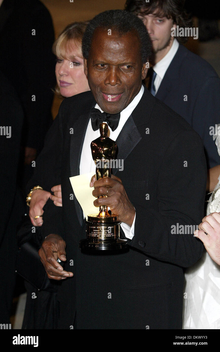 SIDNEY POITIER MIT OSCAR. SCHAUSPIELER MIT OSCAR. A.BEVERLY HILLS, LOS ANGELES, US.24/03/2002.LA1820 Stockfoto