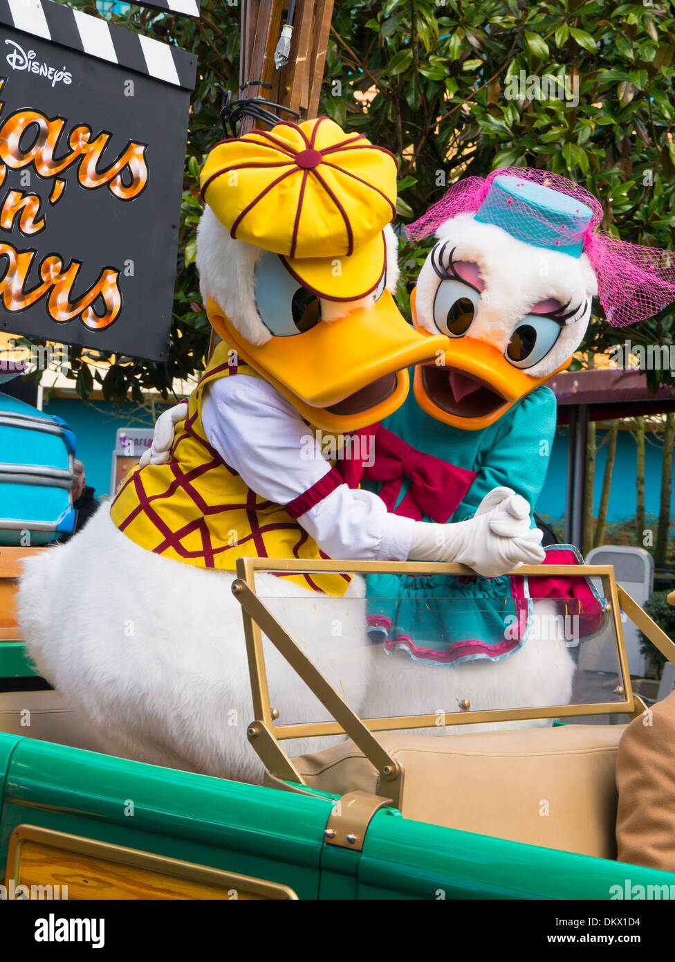 Donald und Daisy Duck zusammen tanzen, während die Autos n' Stars Parade im Disneyland Paris. Stockfoto