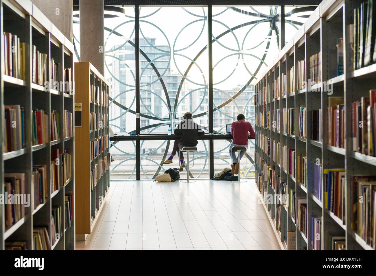 Studenten, die Arbeiten an der neuen Bibliothek Birmingham, Birmingham, England Stockfoto