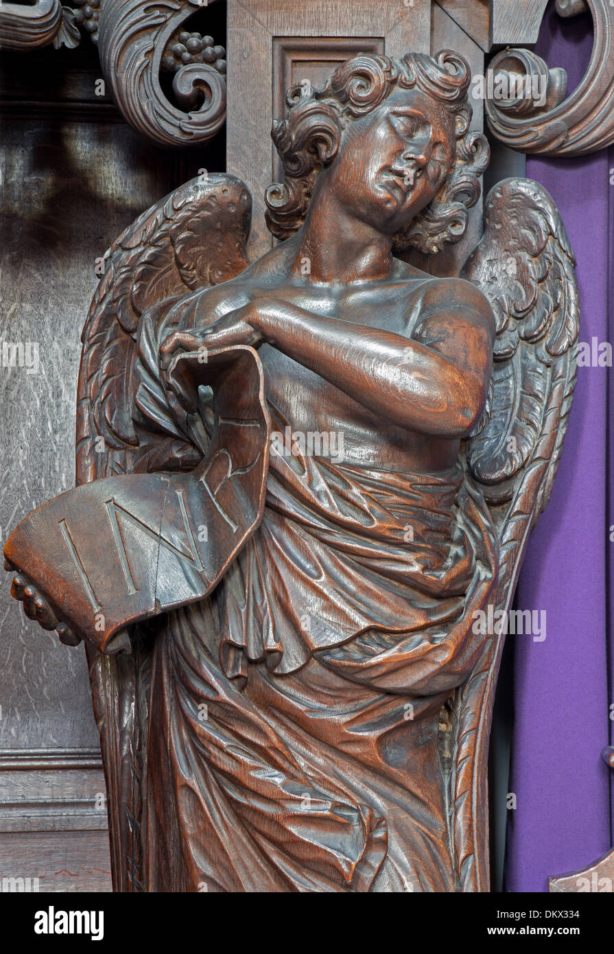 MECHELEN - 4 SEPTEMBER: Geschnitzte Engelsstatue mit der Inri Inschrift von Onze-Lieve-Vrouw-va-n-Hanswijkbasiliek-Kirche Stockfoto