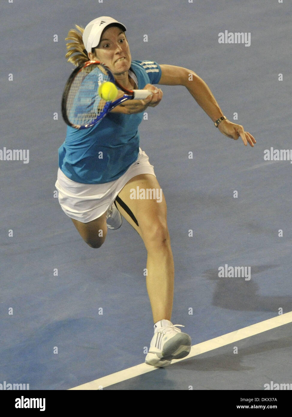 30. Januar 2010 - Melbourne, Victoria, Australien - JUSTINE HENIN kehrt Serena Williams in der letzten Runde der Australian Open in der Rod Laver Arena. Williams erweitert ihre atemberaubenden Rekord in Grand-Slam-Finale, 12-3 mit einem 6-4 3-6 6-2 Henin gewinnen. (Kredit-Bild: © Matthew Mallett/ZUMA Press) Stockfoto