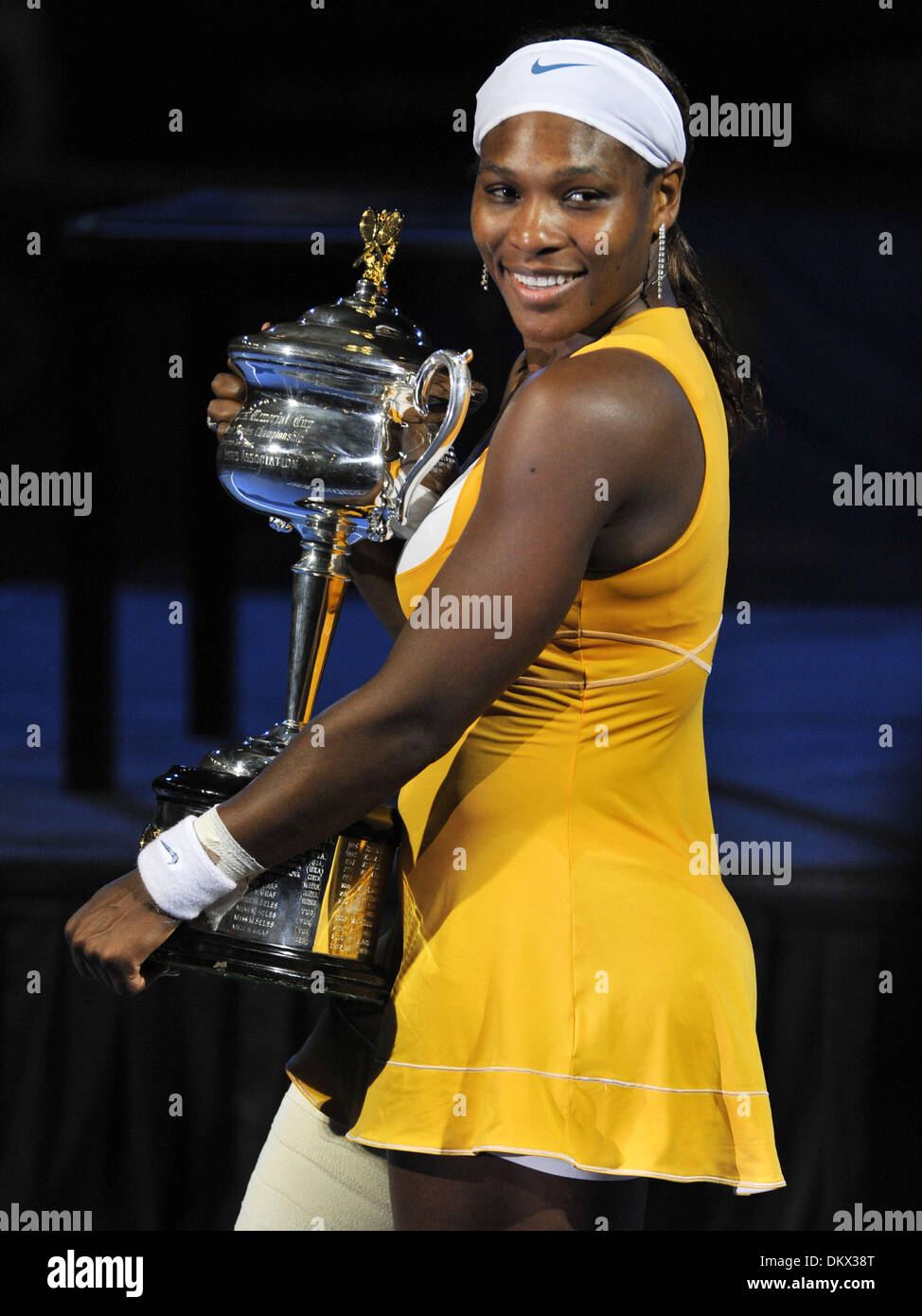 30. Januar 2010 - hält Melbourne, Victoria, Australien - SERENA WILLIAMS aus den USA den Siegerpokal nach dem Sieg über Justine Henin Belgiens im Frauen Einzel Finale gegen bei den Australian Open-Tennisturnier in Melbourne. (Kredit-Bild: © Matthew Mallett/ZUMA Press) Stockfoto