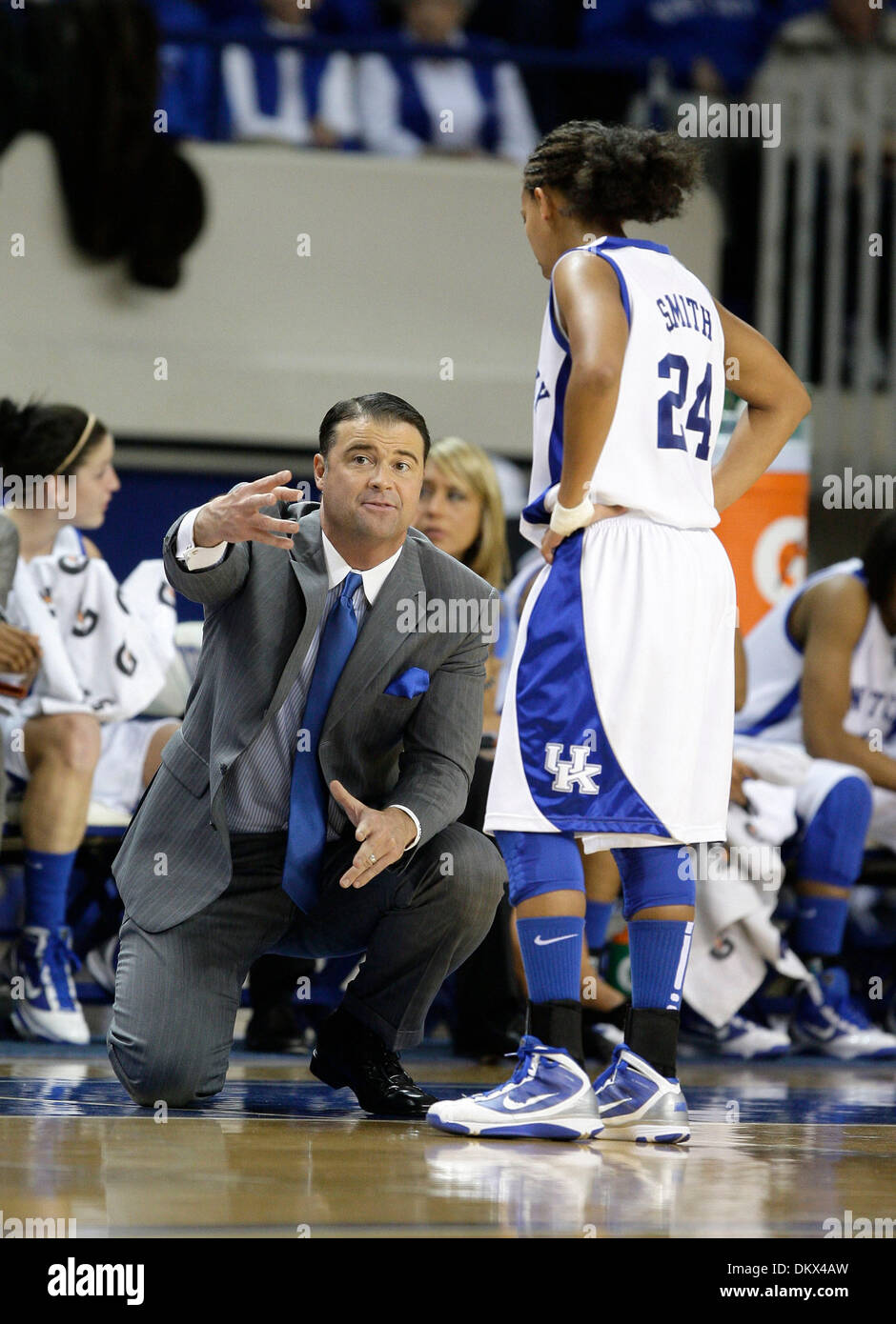 20. Dezember 2009 - Lexington, Kentucky, USA - Kentucky Trainer Matthew Mitchell sprach mit Guard Amber Smith als Kentucky Louisville 101-67 Sonntag, 20. Dezember 2009 in Lexington, Kentucky Foto von Mark Cornelison besiegt | Personal. (Kredit-Bild: © Lexington Herald-Leader/ZUMApress.com) Stockfoto