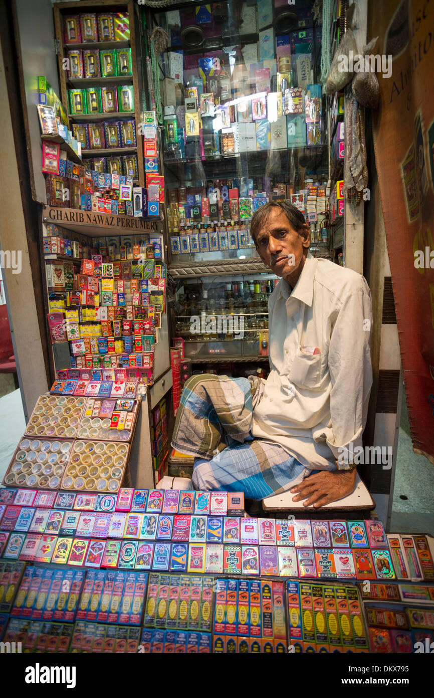 Parfums und Düfte Ladenbesitzer in Kalkutta (Kolkatata), Indien. Stockfoto