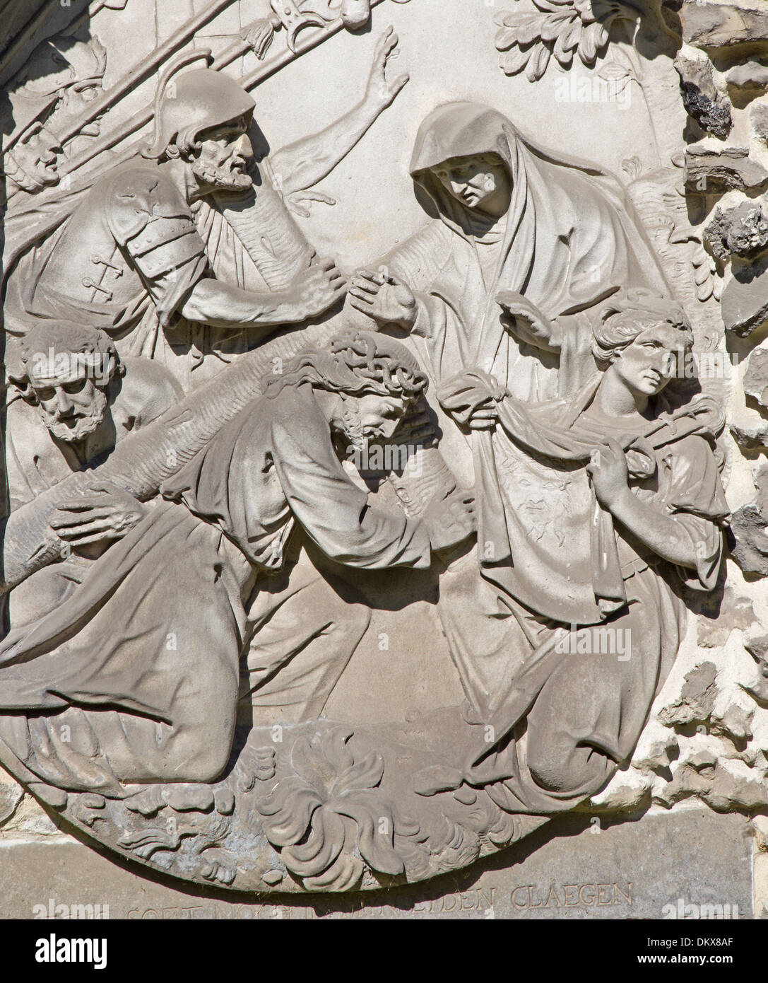 Antwerpen, Belgien - 5. SEPTEMBER: Stein Relief von Jesus fallen unter das Kreuz von Golgatha neben St. Pauls Kirche (Paulskerk) Stockfoto