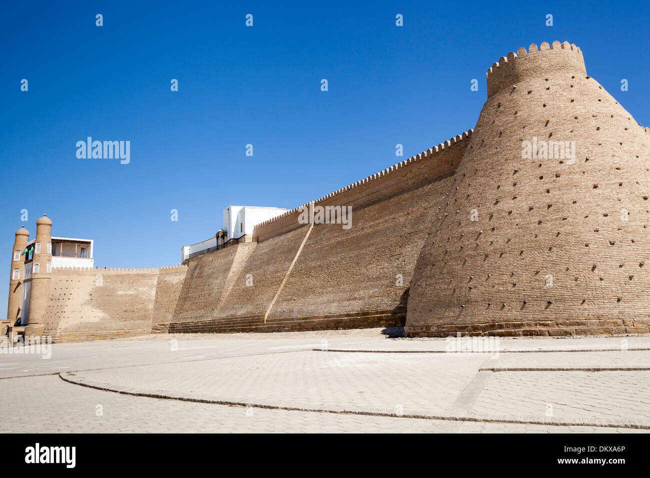 Eingang, Außenwände und Galerie der Arche Festung, Registan-Platz, Buchara, Usbekistan Stockfoto