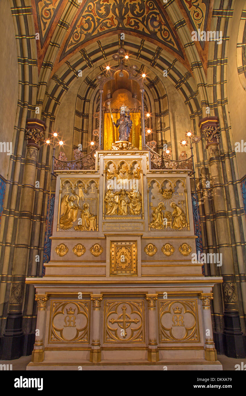 Antwerpen, Belgien - 5. SEPTEMBER: Geschnitzte Altar mit den Reliefs von 19. Jhdt. von Seitenkapelle der Joriskerk Stockfoto