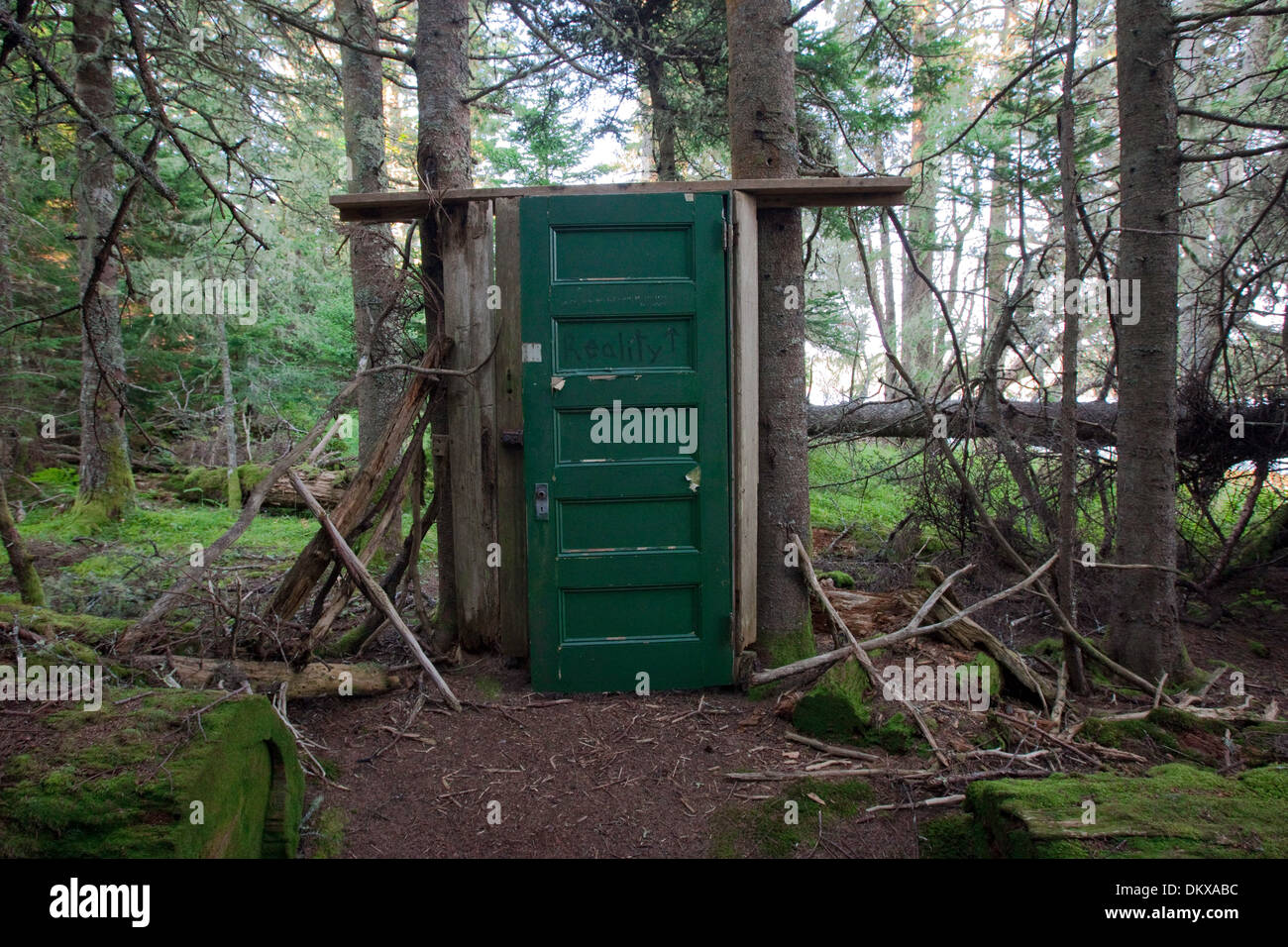 Grüne Tür in den Wald, Buckle Island, Maine Stockfoto