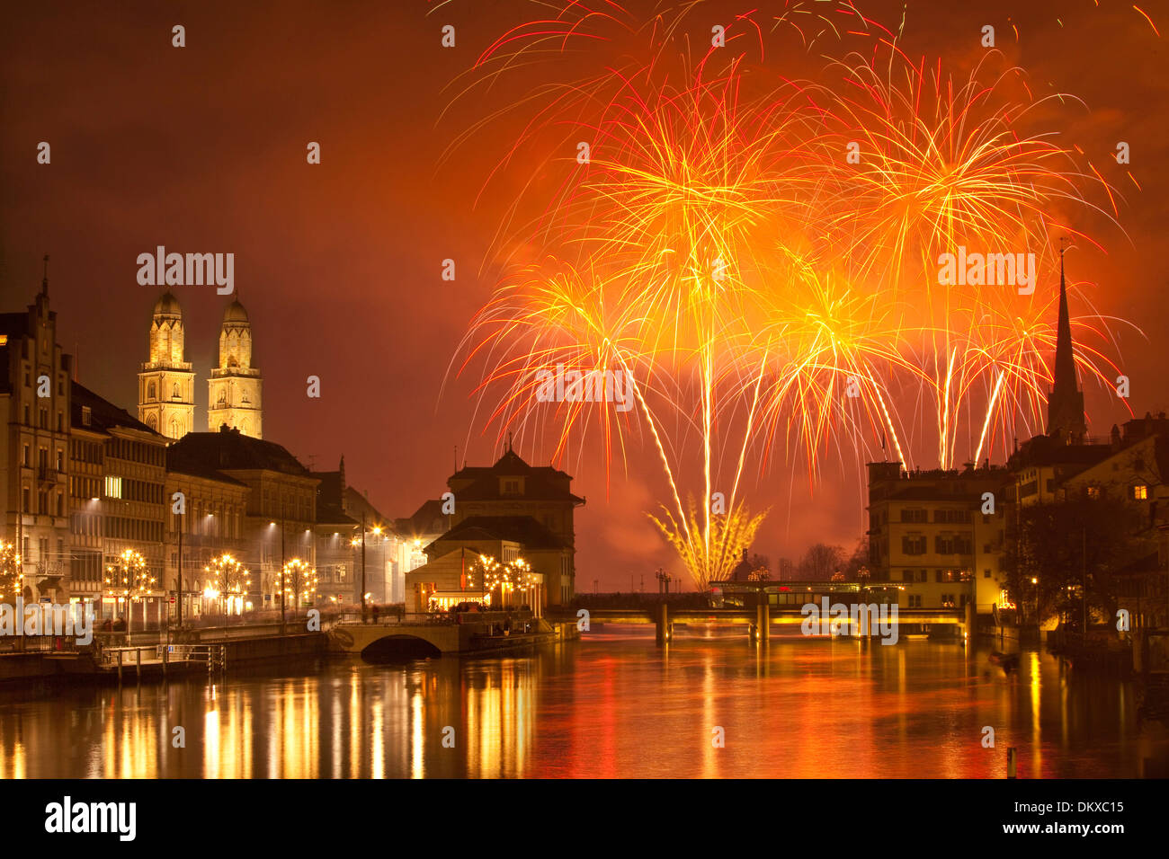 Schweiz Europa Feuer Reflexion Veranstaltung Kanton ZH Zürich Neujahr Silvester Feuerwerk Stadt Limmat Grossmünster orange Stockfoto