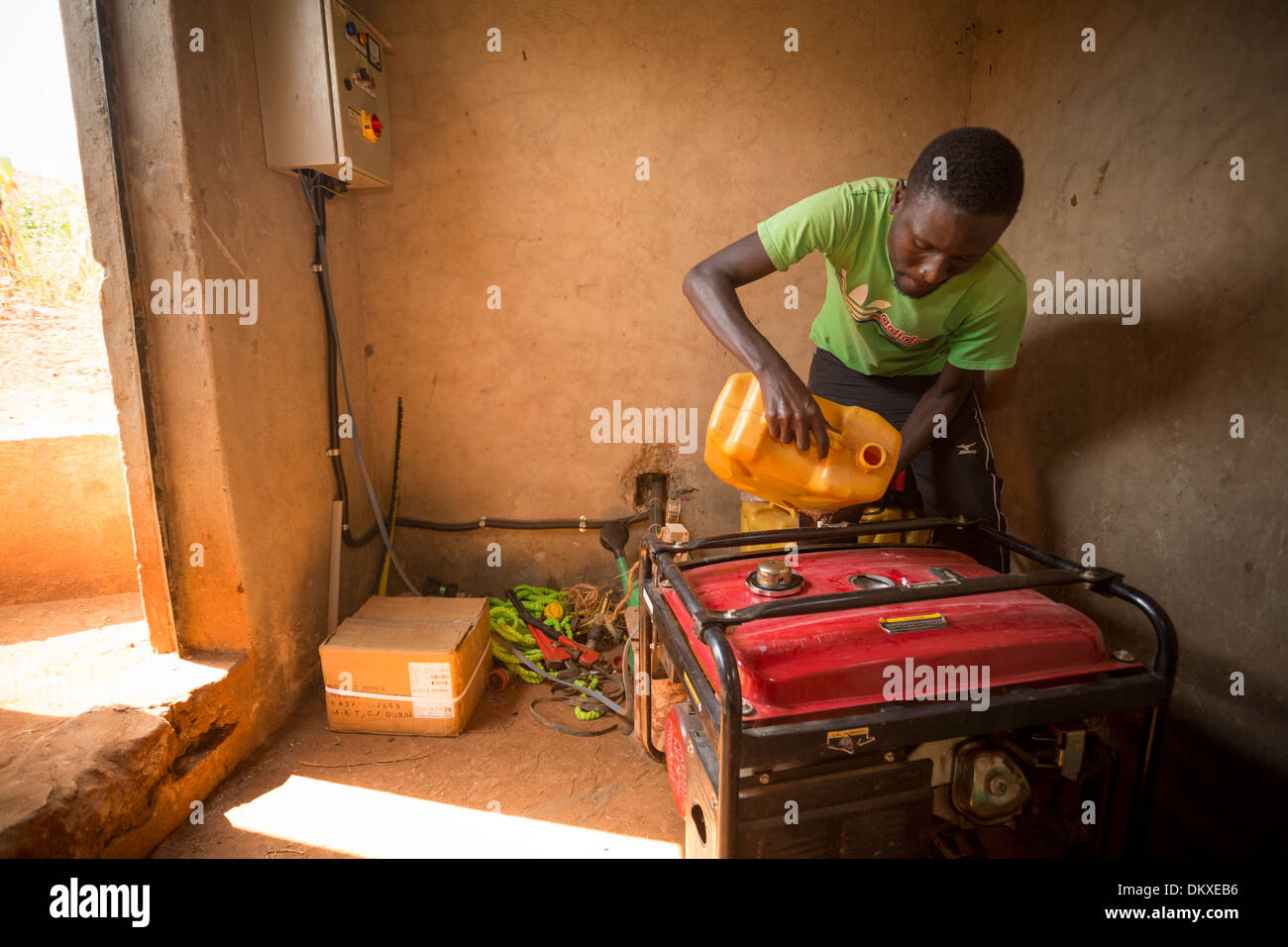 Ein Mann treibt einen Benzin-Generator in Gombe, Uganda, Ostafrika. Stockfoto