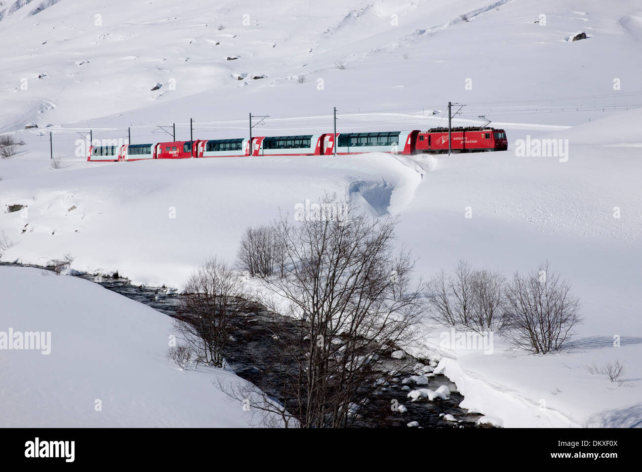 Schweiz Europa Schnee Winter Eisenbahn Zug Eisenbahn Brücke Kanton UR Uri Ursenental Hospental Andermatt Glacier express Bach Stockfoto