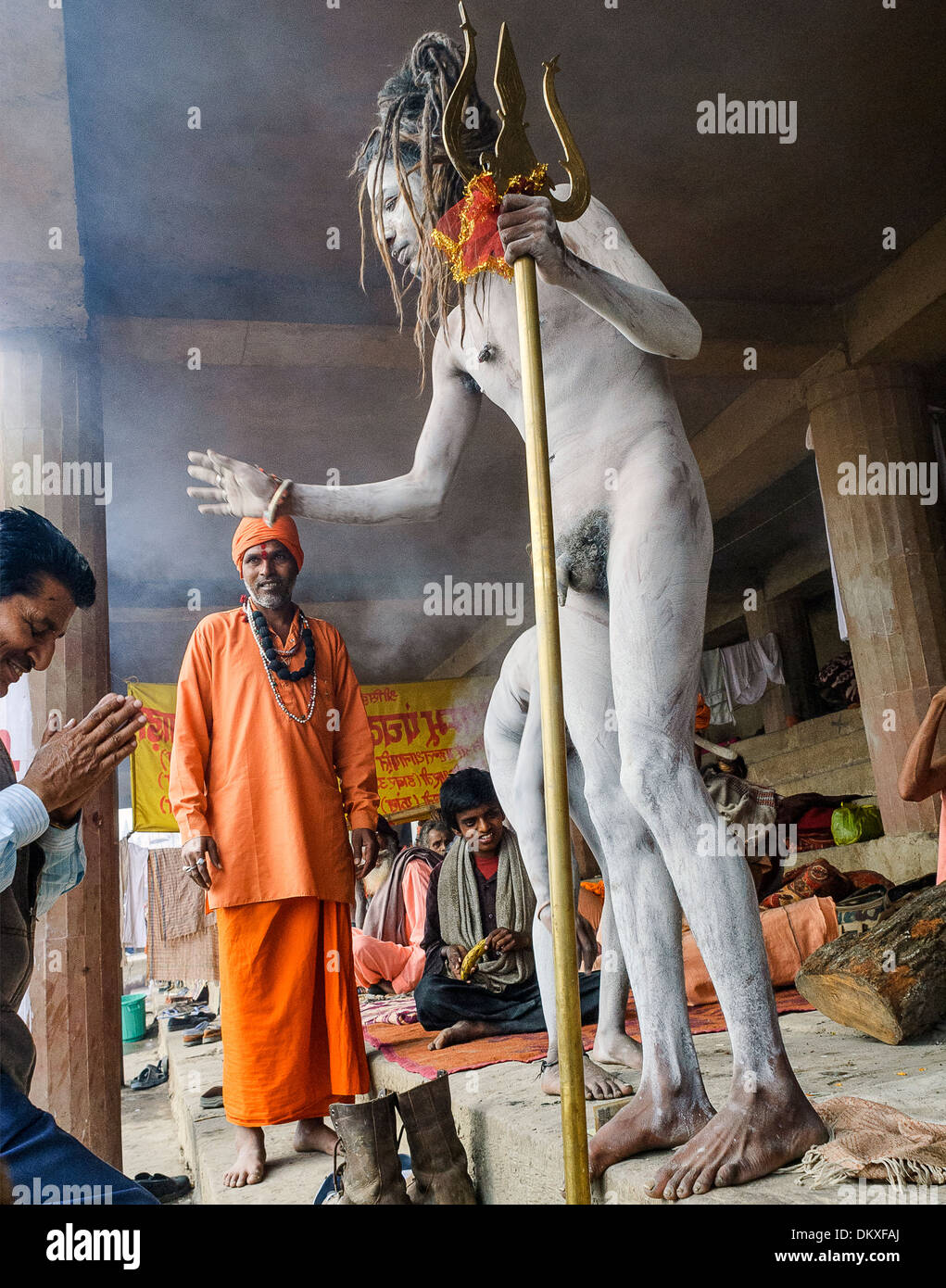 Sadhu, Naga Baba Segen Mann Varanasi Stockfoto