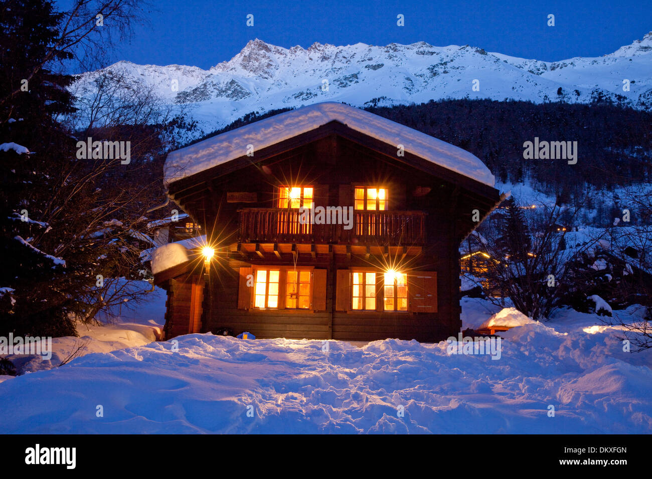 Schweiz, Europa, Schnee, Winter, Kanton Wallis, Zinal, Val d ' Anniviers, Hütte, Berghaus, Alm Hütte, Nacht, dunkel, hell Stockfoto