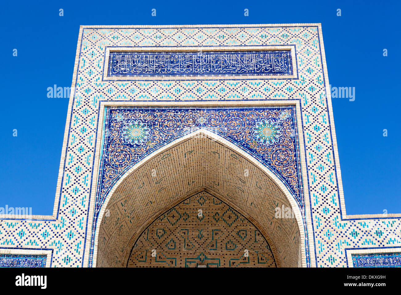 Gekachelte dekorative Bogen im Innenhof, Kalon Moschee, auch bekannt als Kalyan Moschee, Poi Kalon, Buchara, Usbekistan Stockfoto