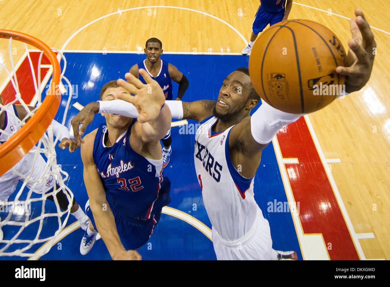 Philadelphia, Pennsylvania. 9. Dezember 2013. Philadelphia 76ers shooting Guard Tony Wroten (8) steigt für den Schuss mit Los Angeles Clippers Power Forwards Blake Griffin (32), die ihn bewachen, während das NBA-Spiel zwischen den Los Angeles Clippers und die Philadelphia 76ers im Wells Fargo Center in Philadelphia, Pennsylvania. Die Clippers gewinnen 94-83. Christopher Szagola/Cal Sport Media/Alamy Live-Nachrichten Stockfoto