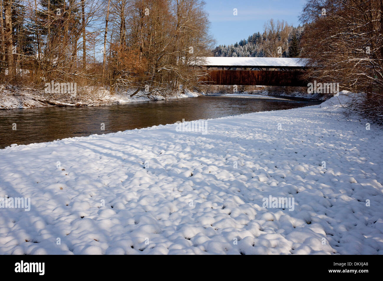 Schweiz Europa Winter Kanton Bern Landwirtschaft Brücke Fluss Fluss Bach Körper Wasser Wasser Wasser Holzbrücke Emme Aeschau Stockfoto