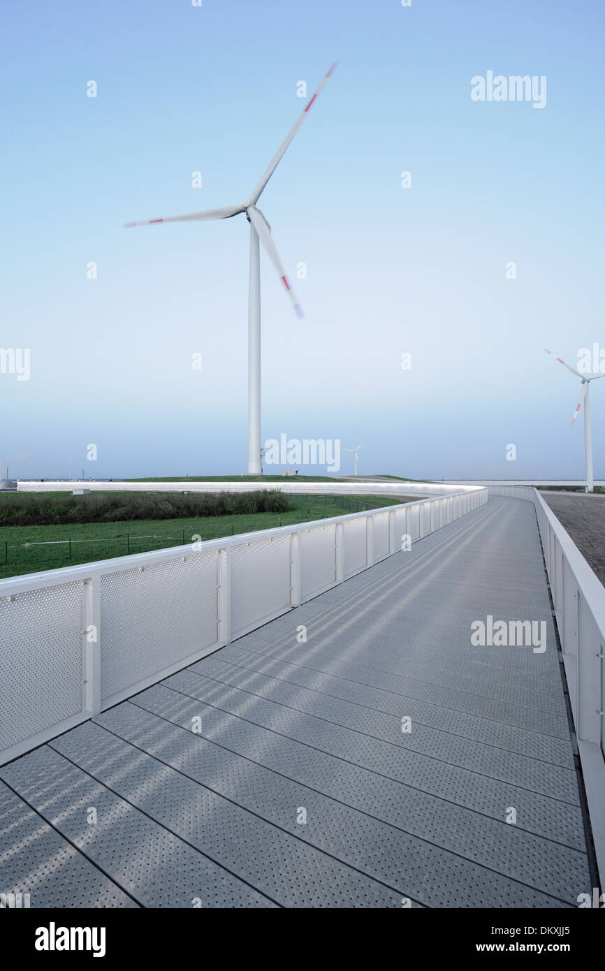 Wanderweg, Windkraftanlagen in der Abenddämmerung, Energieberg Georgswerder, Hamburg, Deutschland Stockfoto