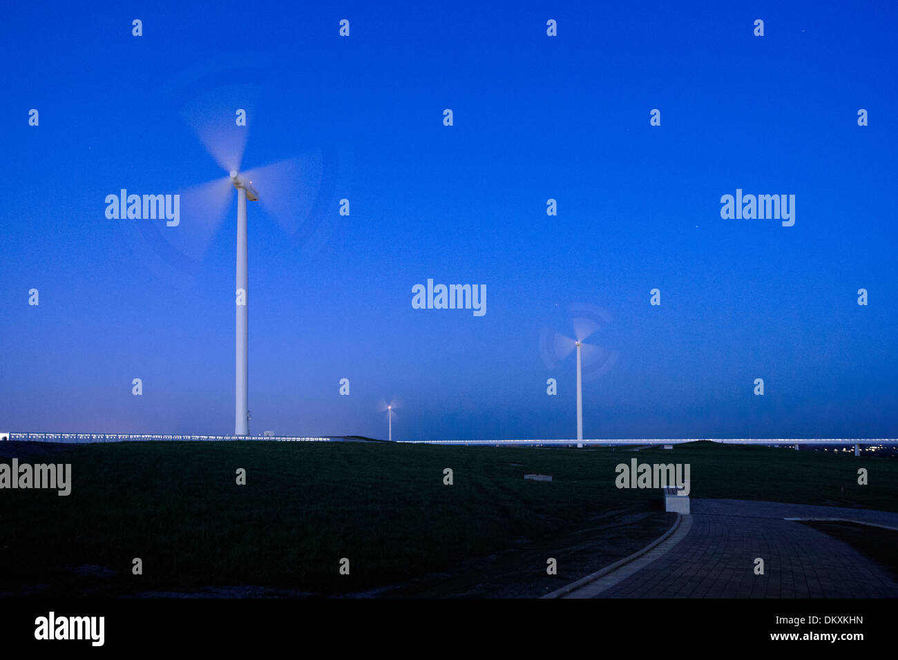 Windkraftanlagen in der Abenddämmerung, Energieberg Georgswerder, Hamburg, Deutschland Stockfoto