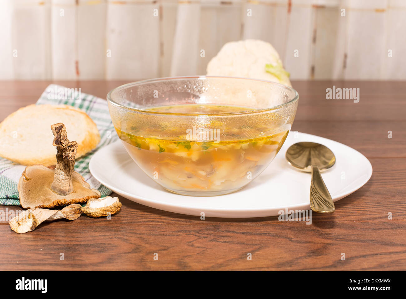 Gemüsesuppe mit Steinpilzen in einer Glasschale Stockfoto