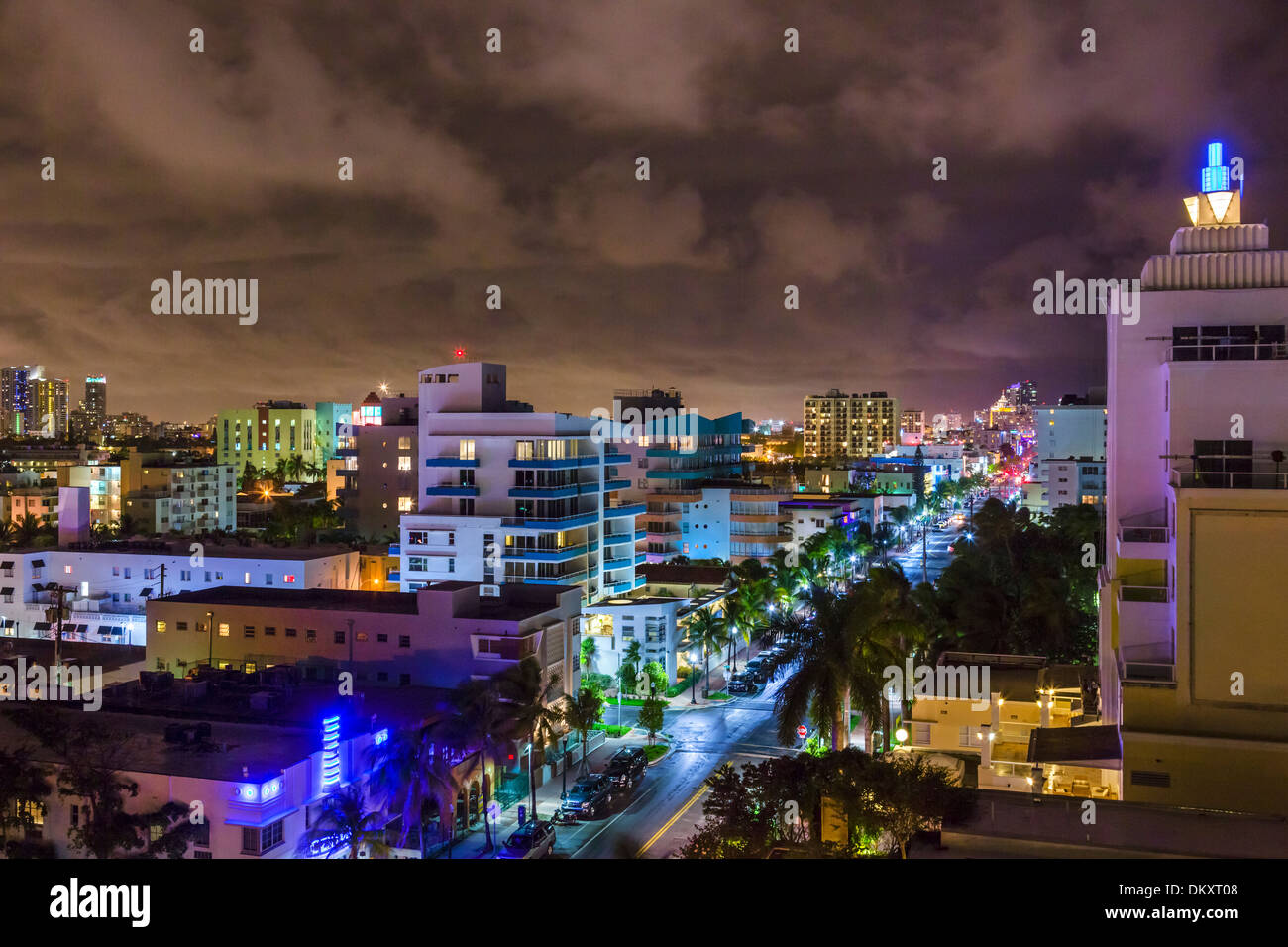Ocean Drive bei Nacht Blick nach Norden vom 1st Street, South Beach, Miami Beach, Florida, USA Stockfoto