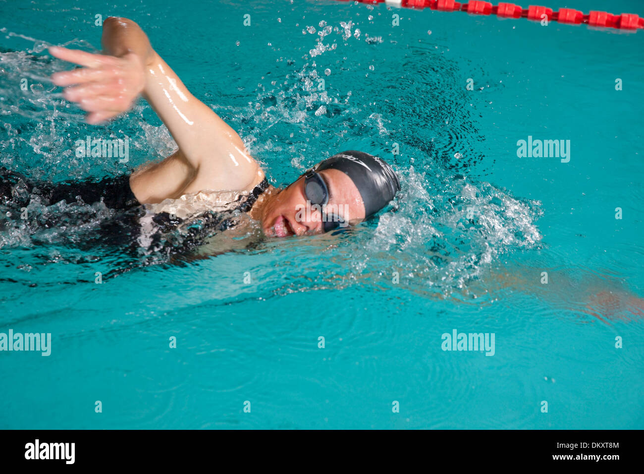 Schweiz Europa Bad Baden Frau schwimmen Auftrieb Crawl Wasser Wasser Sport Wellness gut Beeing Wasser Gesundheit Kanton GR Stockfoto