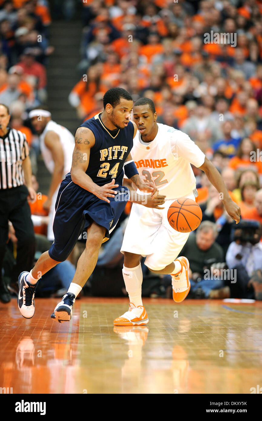 2. Januar 2010 - Syracuse, NY, Vereinigte Staaten von Amerika - 2. Januar 2010: Pittsburgh bewachen Jermaine Dixon und Syrakus weiterleiten Kris Joseph Carrier Dome.  Pittsburgh besiegt Syrakus 82-72 in einem Big East Conference Matchup im Carrier Dome in Syracuse, NY. (Kredit-Bild: © Alan Schwartz/Cal Sport Media/ZUMApress.com) Stockfoto