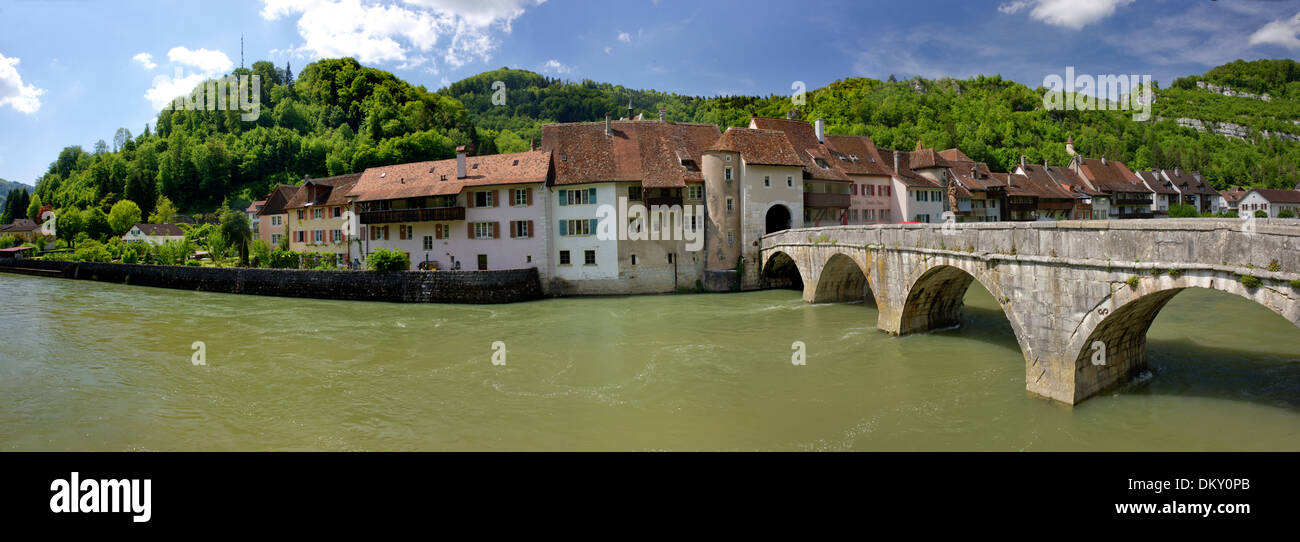 Schweiz Europa Kanton JU St. Ursanne Doubs Jura Fluss Fluss Bach Körper Wasser Wasser Wasser Brücke Panorama Stadt Stadt Stockfoto