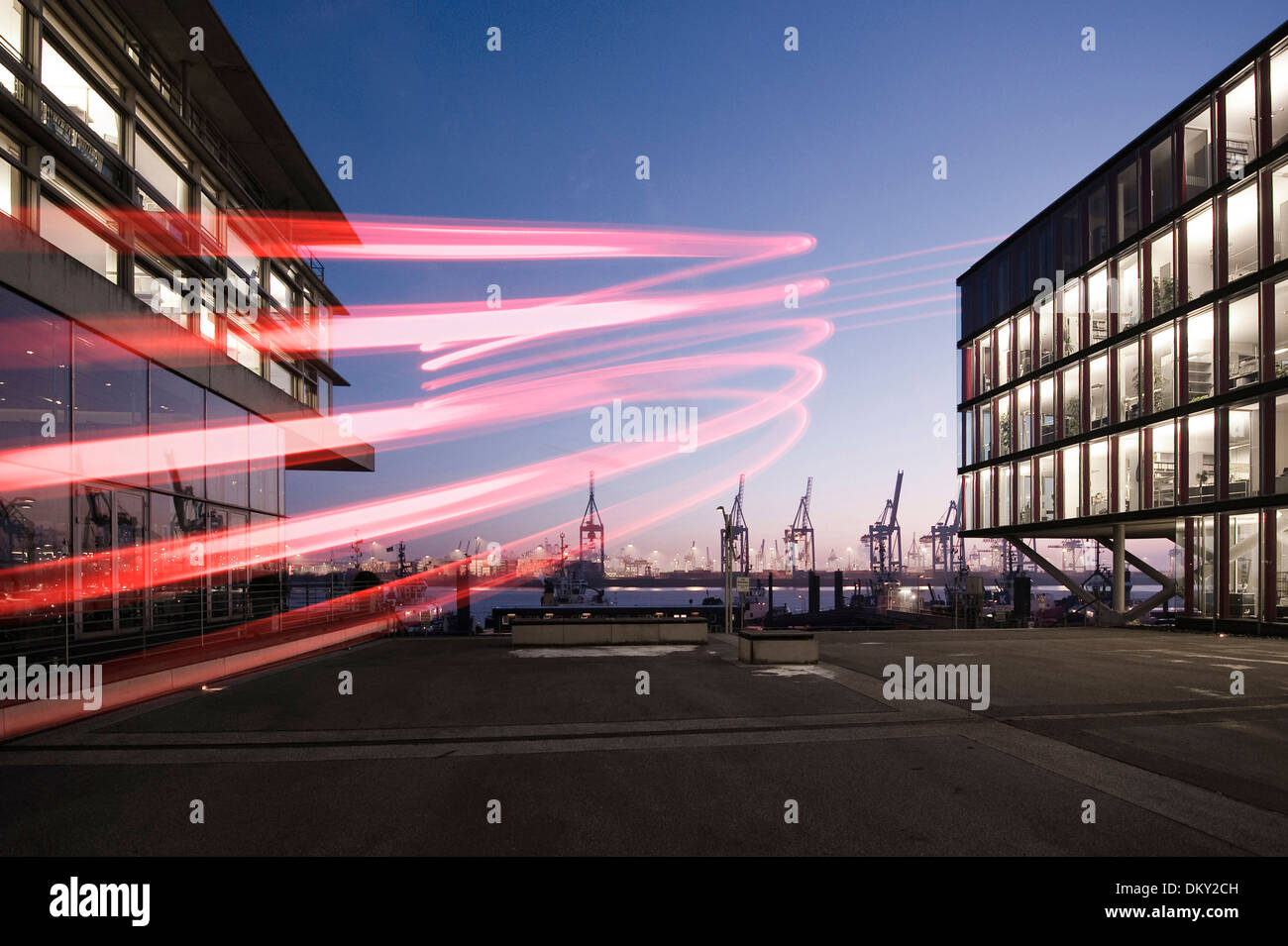 Neumühlen, modernen Bürogebäuden, Hafen Krane in den Abend, Hamburg, Deutschland, Europa Stockfoto